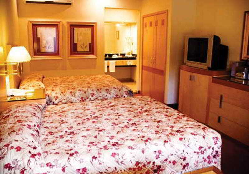 Hotel Plaza Las Quintas Hermosillo Ruang foto